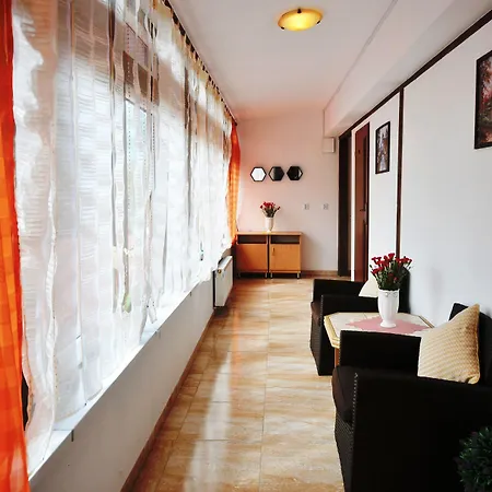 Dworek Familijny Bed & Breakfast