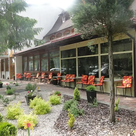 Bed & Breakfast Dworek Familijny 2*