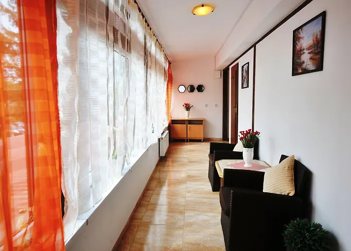 Dworek Familijny Bed & Breakfast